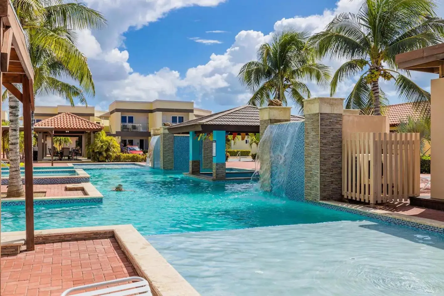 Only 350 Yards From Eagle Beach! Palm Beach